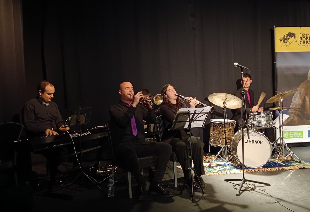 FundacionLito's tweet photo. Nos despedimos de esta edición de los #PIP10 con la música de la orquesta @anguitazz interpretando el villancico 'Jingle Bells'.   

@rodrielbateriaa, a la batería; María Rosa Rojo Anguita, al clarinete; @31Tuccio, al teclado; Luis Francisco Bustos de Gracia, a la trompeta; y Leo Vaca, al  bajo eléctrico

Os esperamos en la gala de los Premios Internacionales Peironcely 10 2024