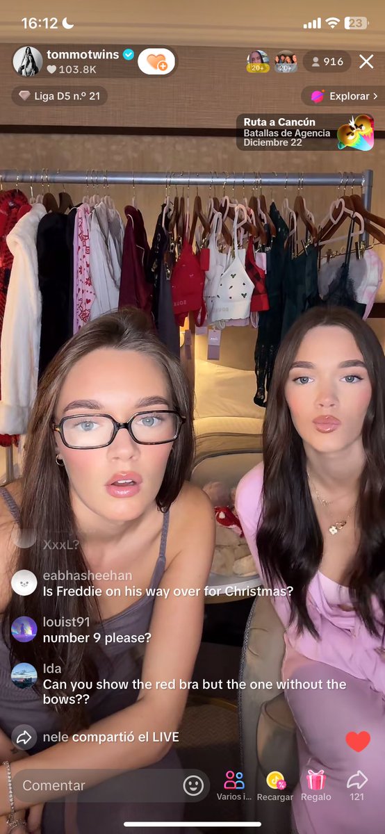 y una acá teniendo la cara de benny blanco version mujer