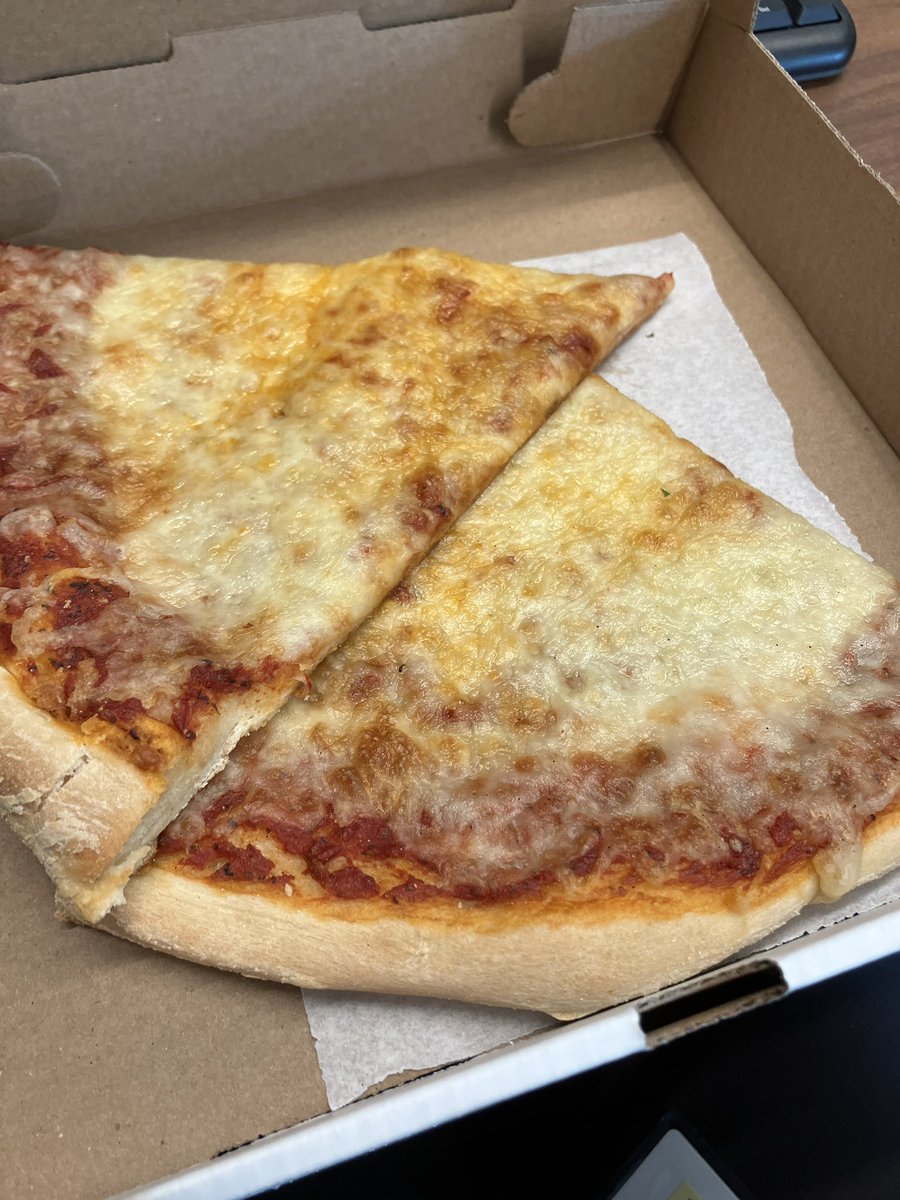 inxredi's tweet photo. This 97 year old diner still serves pizza the old-fashioned way https://t.co/FefL8DZ0eF