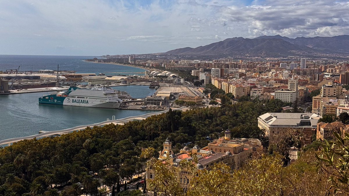 LewisFordphotos's tweet photo. Tree trail into the cityscape.
From the hilltops of Málaga anyone who appreciates a breathtaking view would stop and stare with a trail of trees to guide them into the distance.
#photography #landscapephotography #cityphotography #travelphotography #landscape #spanishlandscape https://t.co/KVhAExxoiw