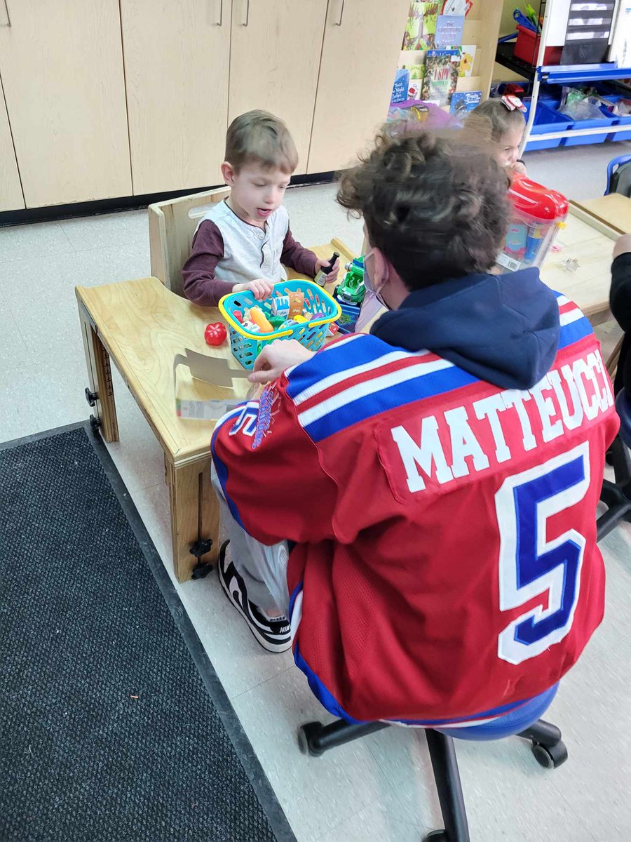 OttJrCanadians's tweet photo. Thank you @CHEO for having us yesterday!!
We had a great day spending time with the kids an couldn't have imagined a better way to celebrate the holidays!
#WeAreOJC #GetCanadian #TassosTroops #Holidays #Ottawa #CHEO https://t.co/sYj7AAYXr9