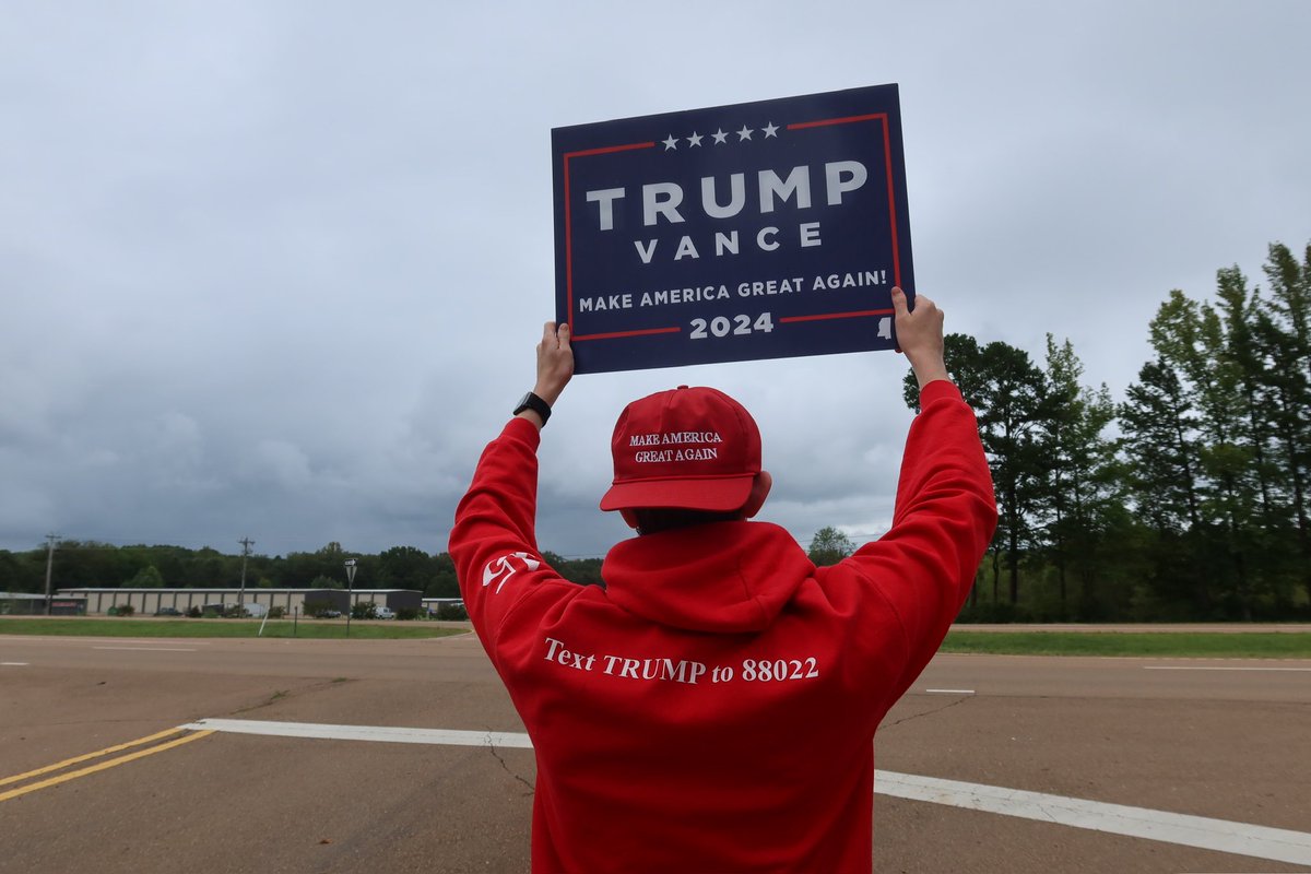 missfcr's tweet photo. Campaign, educate, tailgate, repeat! 

We had a blast this semester doing what we do best!

@CROleMiss @HailStateGOP @MSGOP 

#mississippi #gop #republicans #msgop #collegerepublicans #bestpartyoncampus https://t.co/SBTI2jIDNl