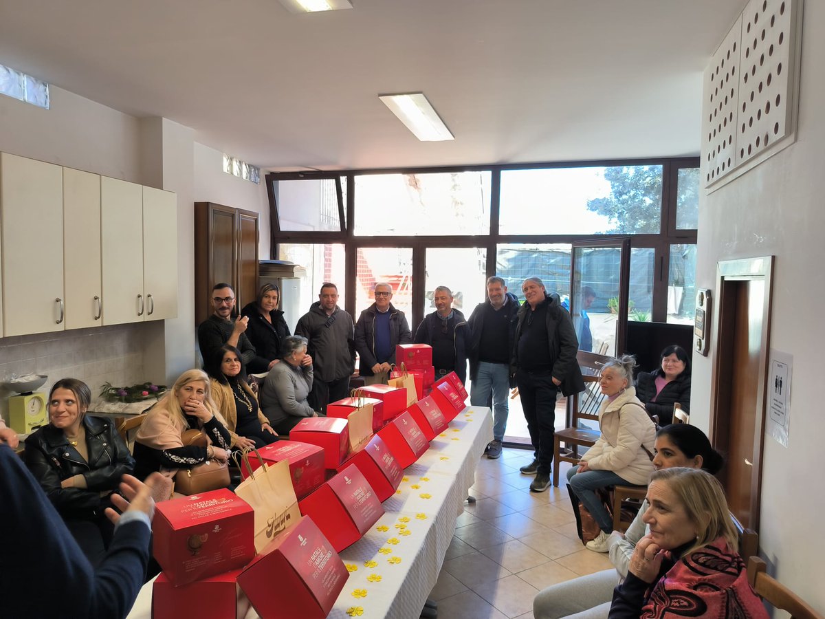 FilcaCisl's tweet photo. Centro Padre Nostro (Padre Puglisi), quartiere Brancaccio di #Palermo: una delegazione Filca guidata dal segr. gen. aggiunto, Ottavio De Luca, e dal SG Filca #Sicilia, Paolo D'Anca, ha consegnato doni natalizi a famiglie in difficoltà.Un piccolo gesto di solidarietà e vicinanza💚 https://t.co/EC1xSd62dS