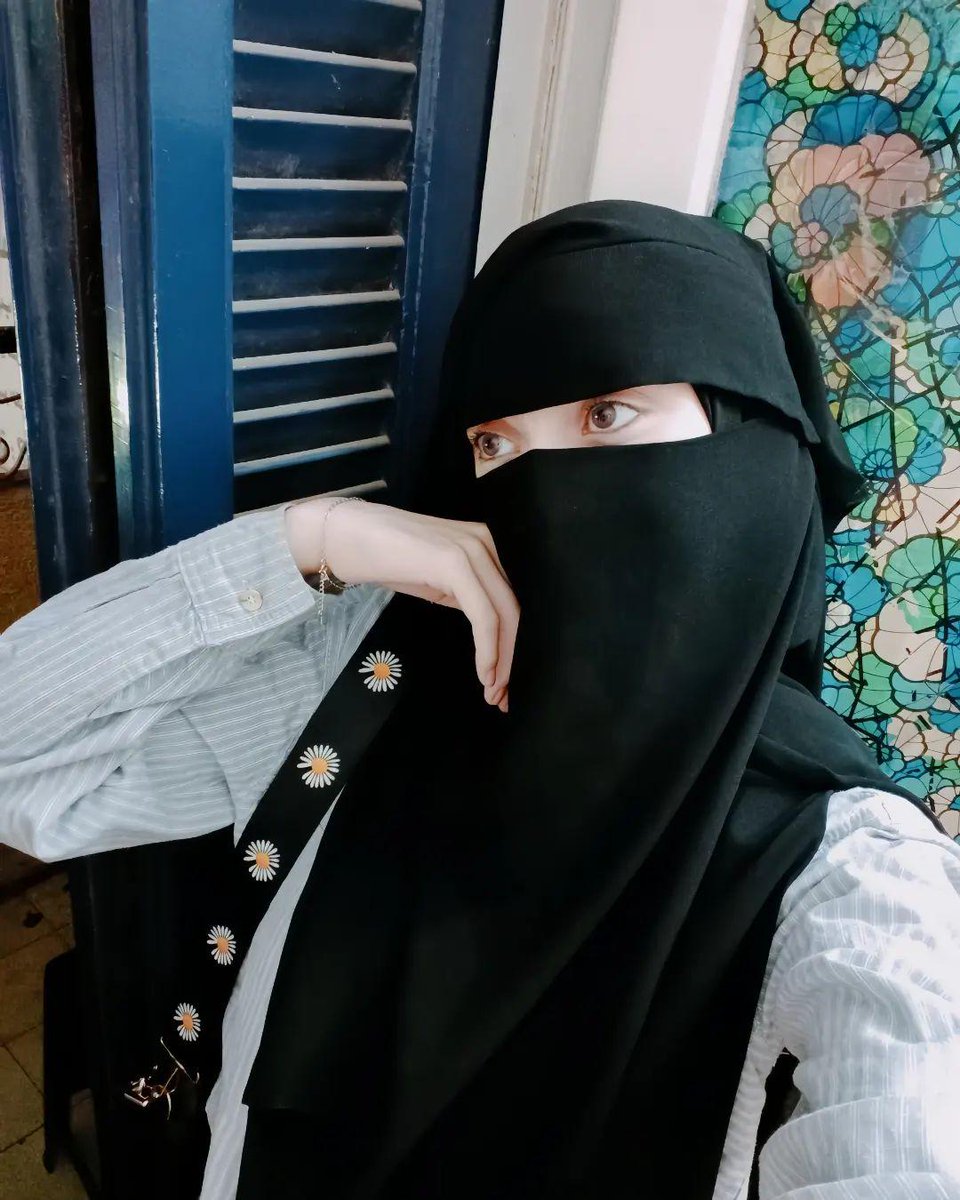 bint5522's tweet photo. نحن نحتاج من نضع رأسنا على كتفه لنبكي حين تقسو الحياة علينا،
من ينير لنا دربنا حين تظلم الدنيا بداخلنا حين نتوه في العتمة ..
#مساء_الخير https://t.co/f4VTuhMQ5V