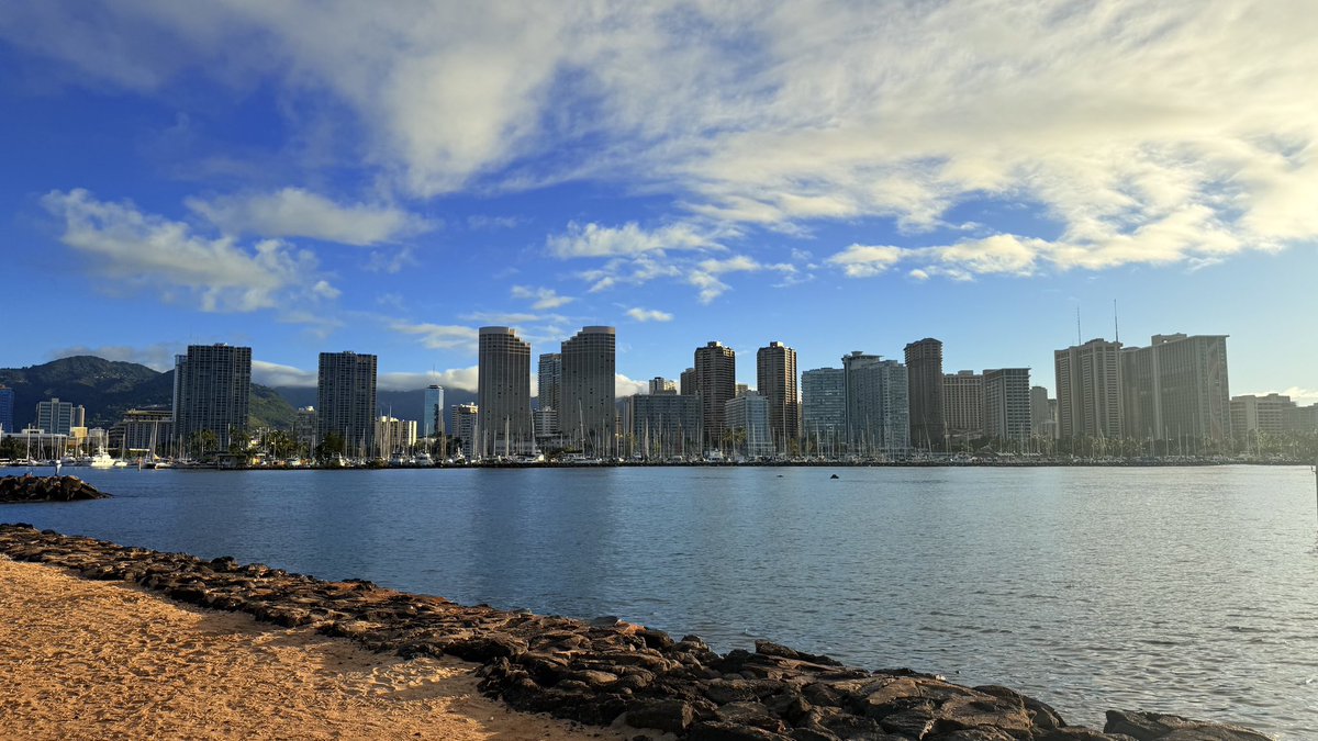 hawaii_isla808's tweet photo. Good morning from Ala Moana! Starting the day with a stunning sunrise at Ala Moana Beach Park, where the sky breathtaking colors. visit to Ala Moana Center to see the iconic giant Santa—always a highlight of the season! What a perfect way to welcome the day. 📸🤟🏼🎅🏼☕️☀️🌙❤️🎄 https://t.co/1psK7qohh8