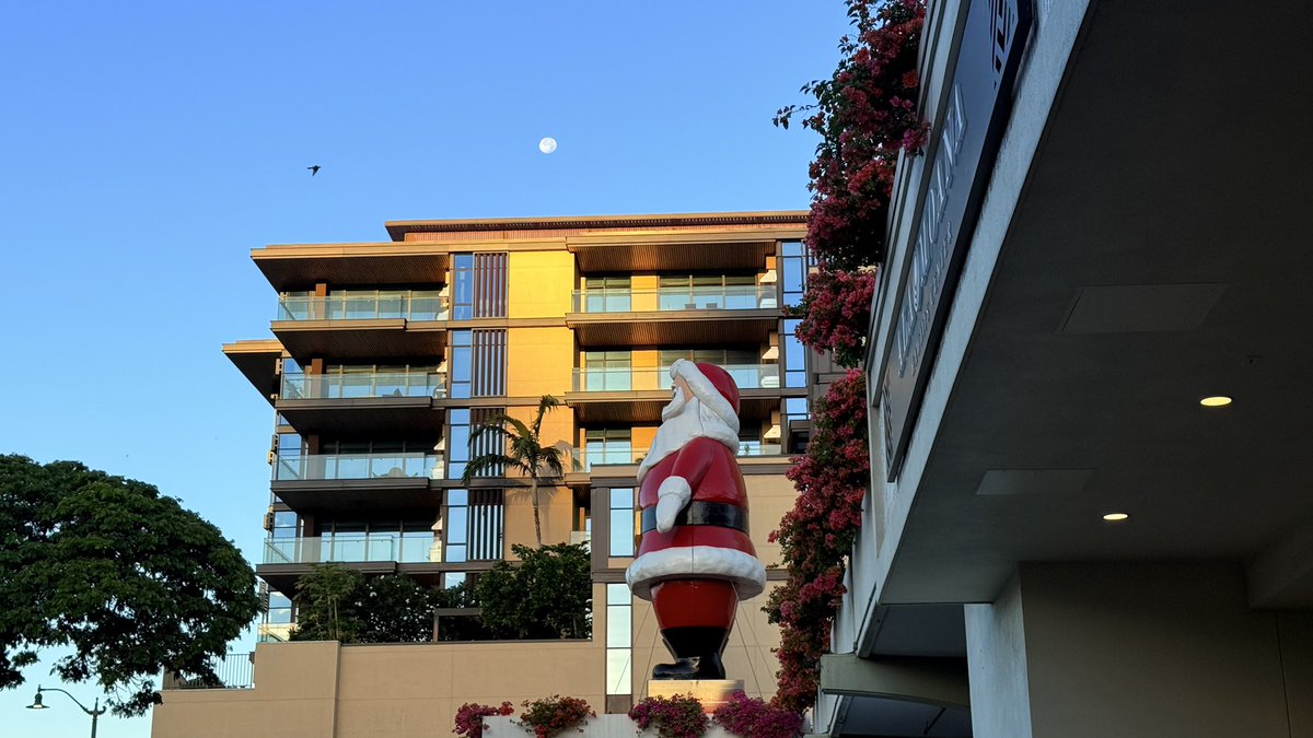 hawaii_isla808's tweet photo. Good morning from Ala Moana! Starting the day with a stunning sunrise at Ala Moana Beach Park, where the sky breathtaking colors. visit to Ala Moana Center to see the iconic giant Santa—always a highlight of the season! What a perfect way to welcome the day. 📸🤟🏼🎅🏼☕️☀️🌙❤️🎄 https://t.co/1psK7qohh8