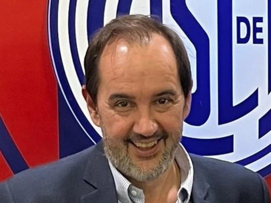DebateSL's tweet photo. “A través de #Navarro sacan a Marcelo de todo manejo.
Hoy vamos a tener un títere manejado a control remoto desde Punta del Este, él puede venir al país solo 60 DÍAS AL AÑO. Se radicó en Uruguay por una cuestión TRIBUTARIA”.
🎙️ #GarciaLago en #AzzStream https://t.co/jNtB8Q1q2b