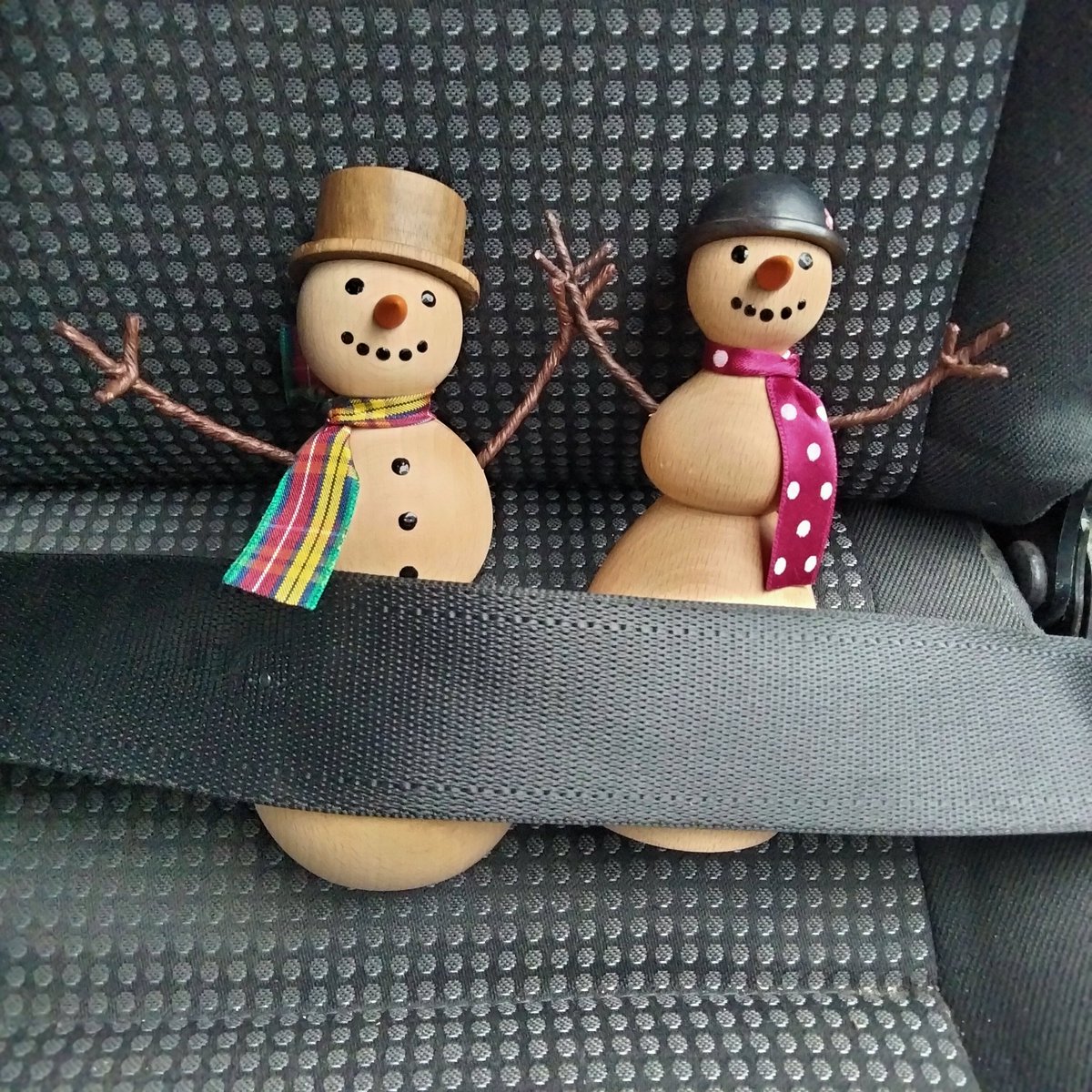 annawoodturner's tweet photo. There were some concerns raised that my penguins were travelling without seatbelts.
This was a momentary lapse of judgement and as you can see, everyone is now safely strapped in.
#safetyfirst
#snowpeople
@shorehamartgallery https://t.co/ons8jSkKfO