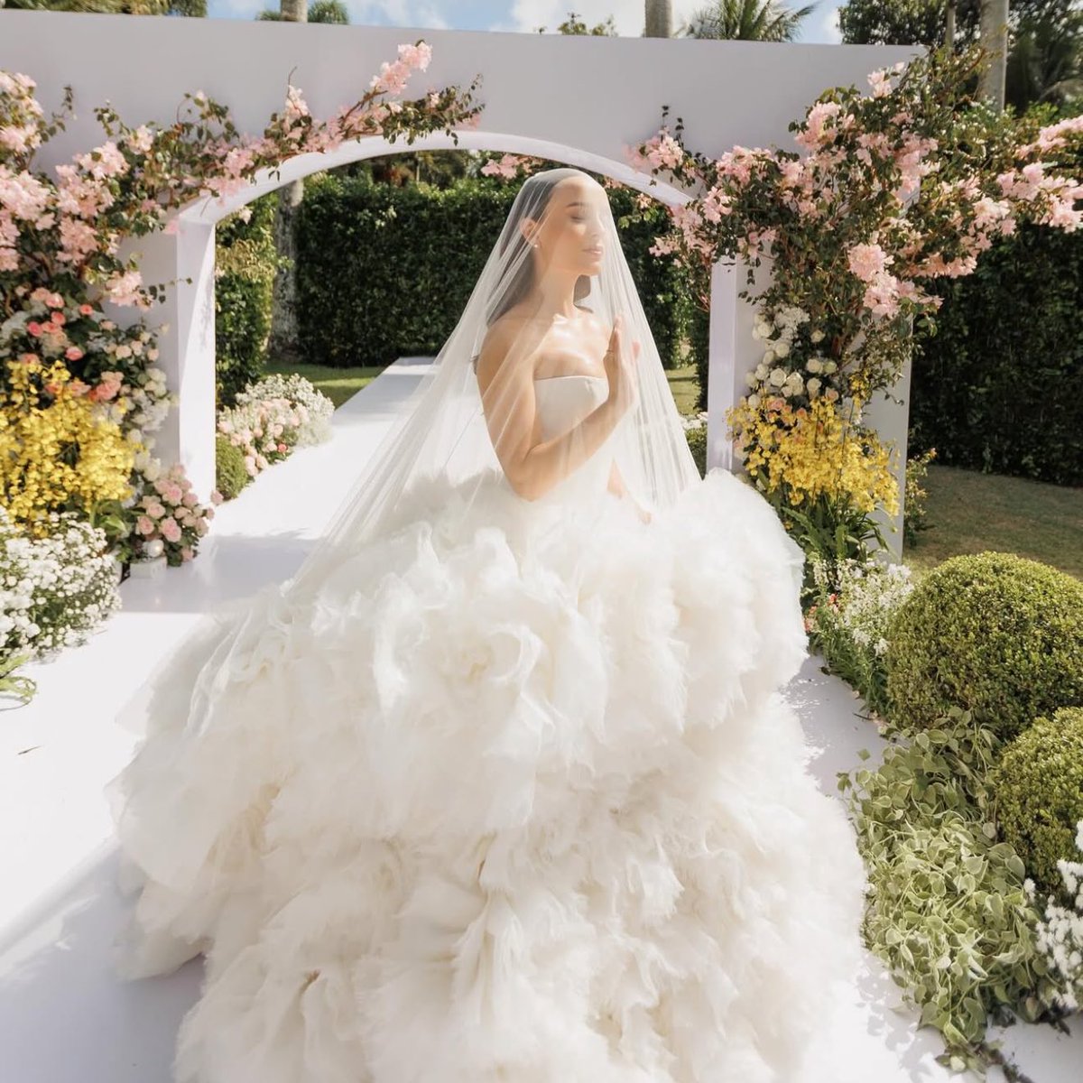 choquei's tweet photo. 🚨FAMOSOS: Larissa Manoela vestida de noiva para seu terceiro casamento com André Luiz. https://t.co/7AwU1005pW
