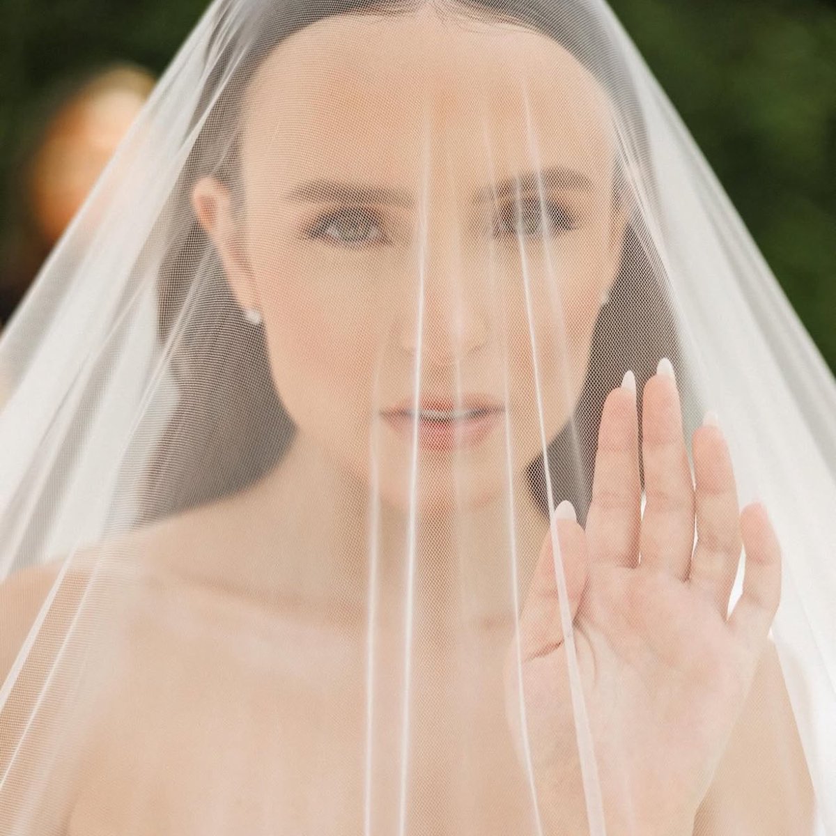 choquei's tweet photo. 🚨FAMOSOS: Larissa Manoela vestida de noiva para seu terceiro casamento com André Luiz. https://t.co/7AwU1005pW