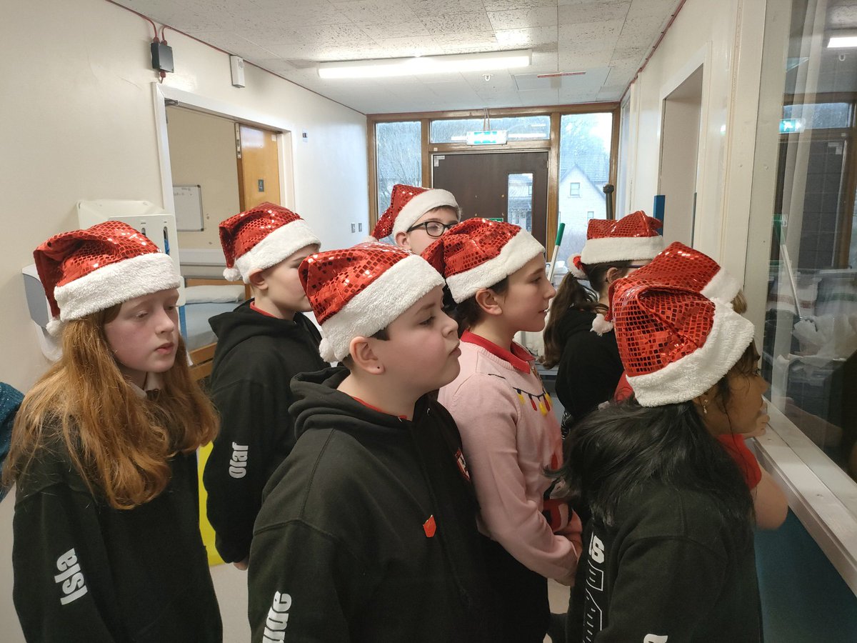 StPaulsRCPS's tweet photo. Primary 7 visited Glenrothes Hospital today to spread some Christmas cheer. We were delighted to sing some songs and chat. 🖤♥️ https://t.co/ivDXrQVmVN