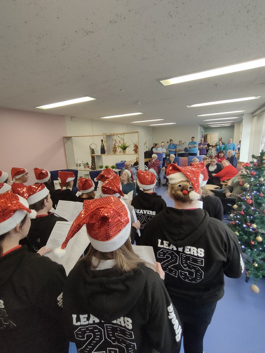 StPaulsRCPS's tweet photo. Primary 7 visited Glenrothes Hospital today to spread some Christmas cheer. We were delighted to sing some songs and chat. 🖤♥️ https://t.co/ivDXrQVmVN