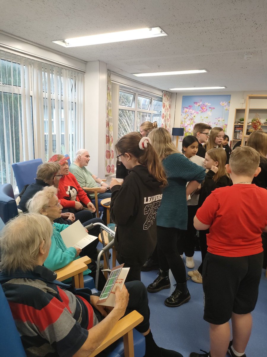StPaulsRCPS's tweet photo. Primary 7 visited Glenrothes Hospital today to spread some Christmas cheer. We were delighted to sing some songs and chat. 🖤♥️ https://t.co/ivDXrQVmVN