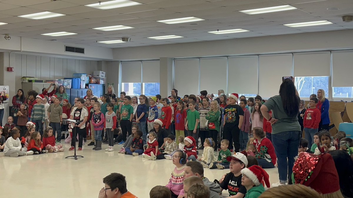 MsMaloney_PE's tweet photo. Congratulations to Ms. Terlaga and our students on a wonderful winter concert!! Everyone sounded amazing and looked like they had a blast!❄️☃️🎷🎤 @newsearles1 https://t.co/xbbTS8y9Ng