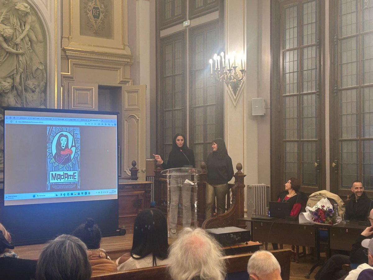 ACORDEBARD's tweet photo. Ce soir la @mairie10paris recevait Camille Cabral, médecin, militante et fondatrice de l’association PASTT de #Paris10, infatigable militante des droits des personnes transgenres, autour de la diffusion du film Madame, qui lui est consacré . https://t.co/KcRHJ4qBHT
