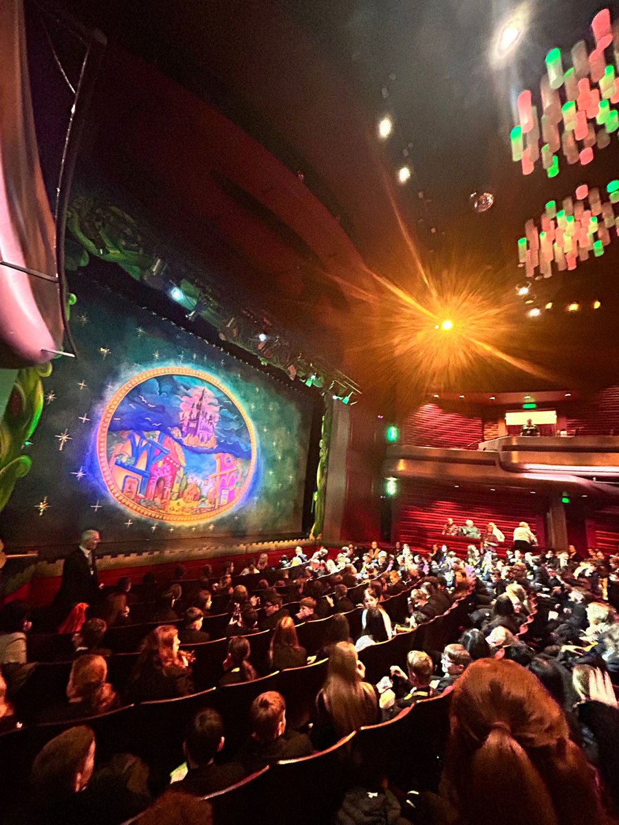 🎭🎥

Today we took over 250 year 7 students to watch the magical panto ‘Jack and the Beanstalk’ at CAST.

As part of our ongoing pledge to ensure all our students experience the theatre, year 7 were captivated by the performance, singing and interacting with the cast. #pledges