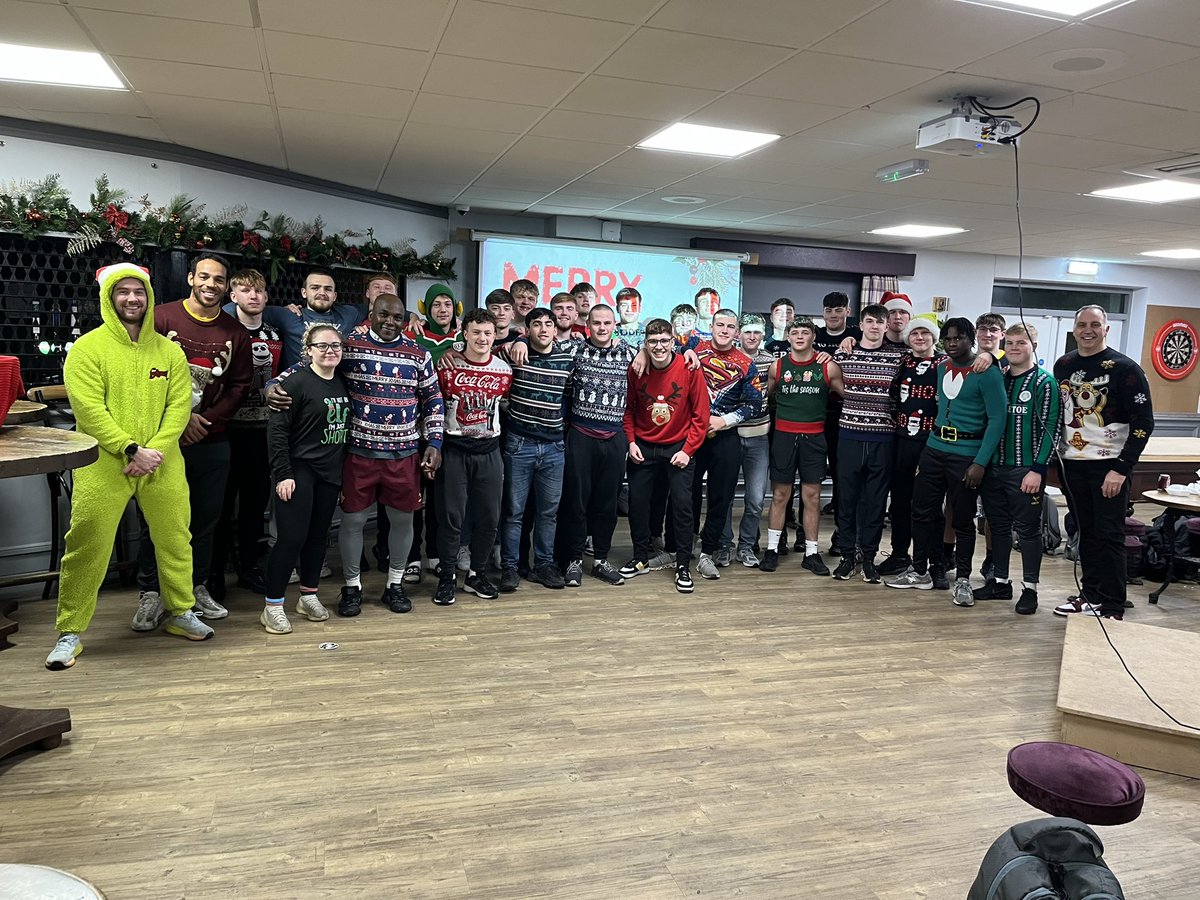 Stevefox59's tweet photo. After tonights training session the @Giantsrl Academy enjoyed a festive fun quiz, food and chose who wore the best Christmas jumper🎄🎅 https://t.co/XT83PGf2Hn