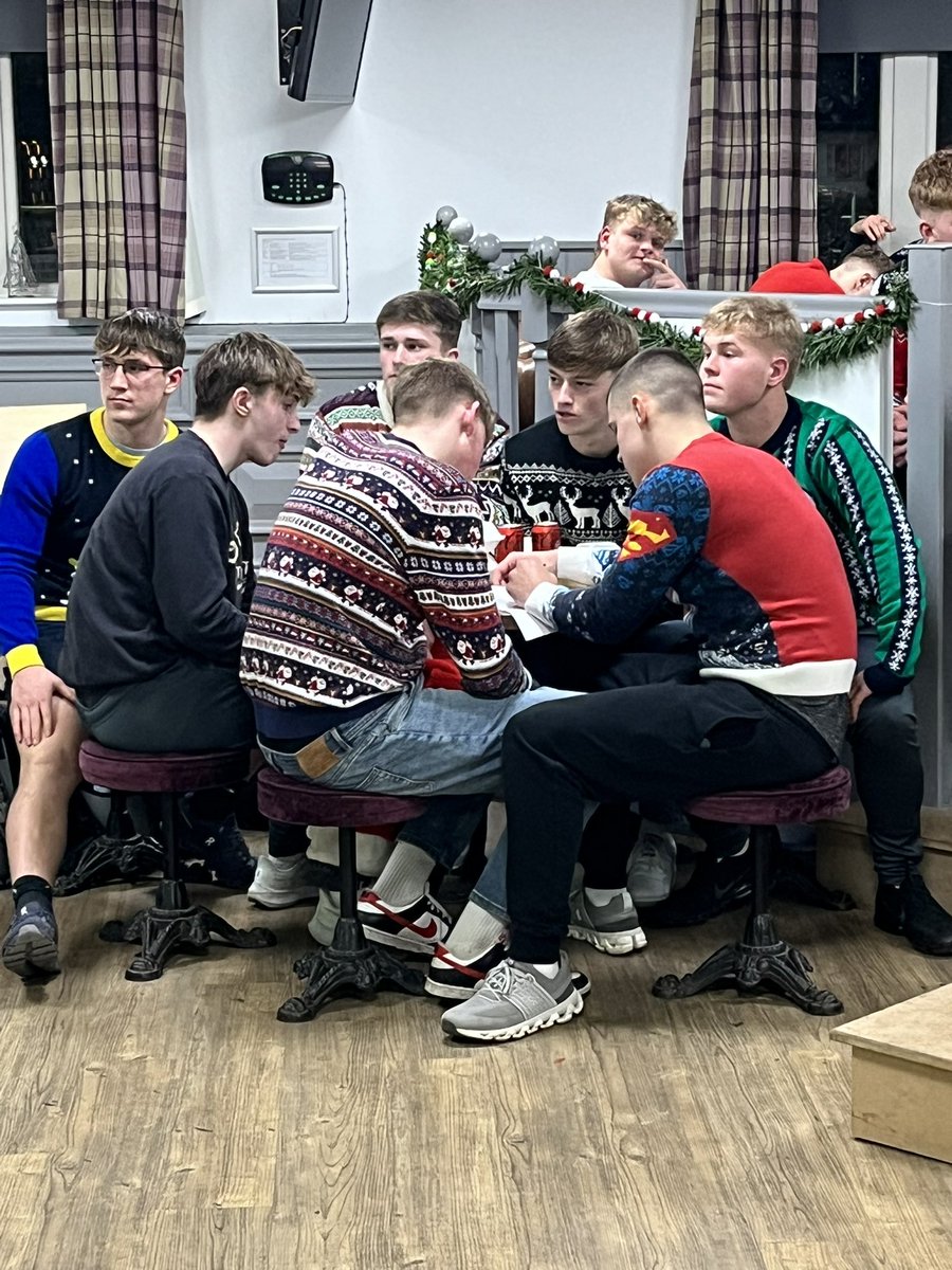 Stevefox59's tweet photo. After tonights training session the @Giantsrl Academy enjoyed a festive fun quiz, food and chose who wore the best Christmas jumper🎄🎅 https://t.co/XT83PGf2Hn