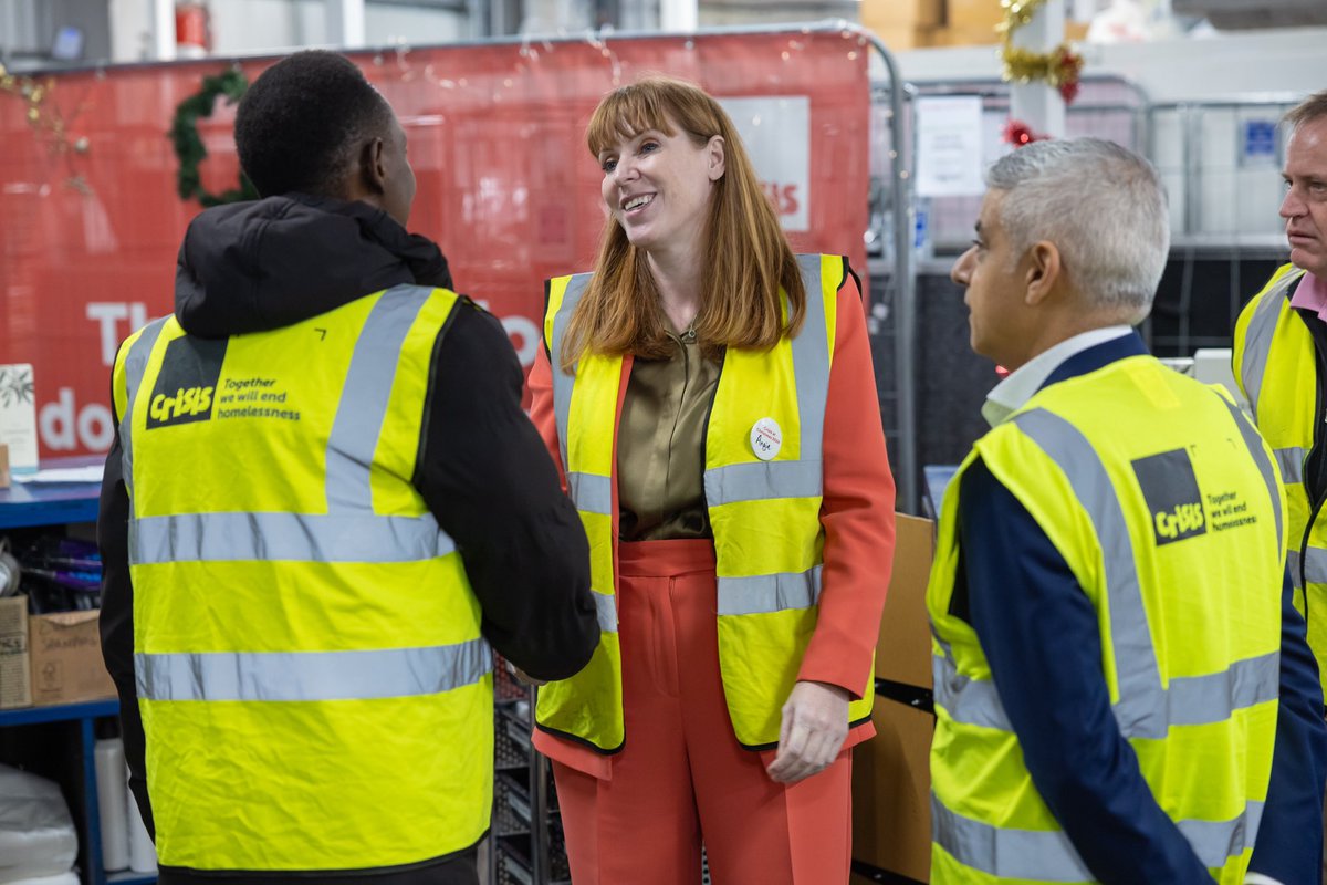 Too many families are facing Christmas without a stable place to call home.

Today I joined <a href="/SadiqKhan/">Sadiq Khan</a> at a @Crisis_UK warehouse to meet their brilliant volunteers and see the work they do to change the lives of people experiencing homelessness.