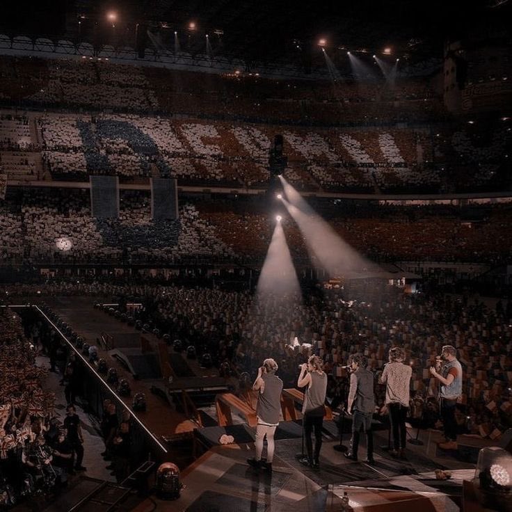 ARMSOFJADE's tweet photo. yes, not attending to any of one direction’s shows is the loss of my life https://t.co/fdLfktytlS