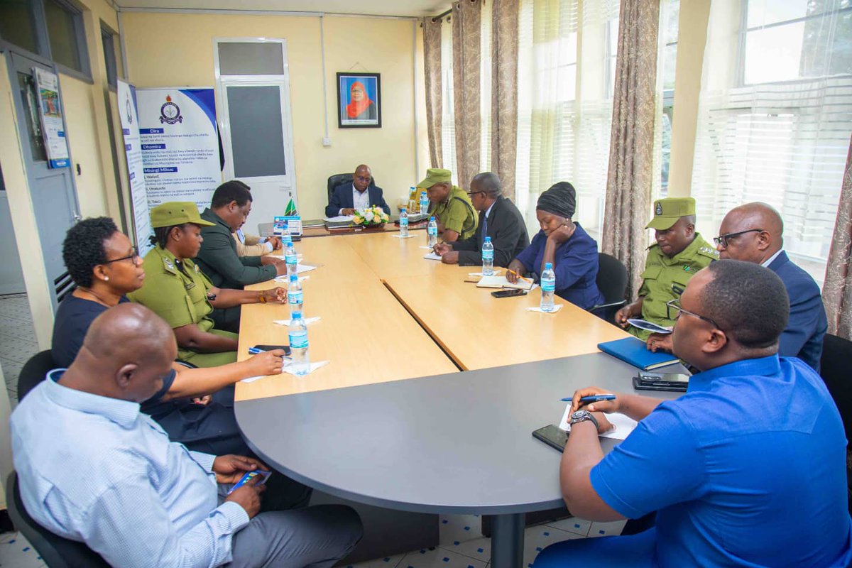 WKS Mhe. Dkt. Damas Ndumbaro amelipongeza Jeshi la Polisi kwa kazi kubwa inayofanya ya  kusimamia Amani na Usalama wa Nchi. Waziri Ndumbaro amesema hayo tarehe 17 Desemba, 2024 katika ziara  Mkoani Arusha yenye lengo la kuzitembelea Taasisi zilizopo katika mfumo wa Haki Jinai.