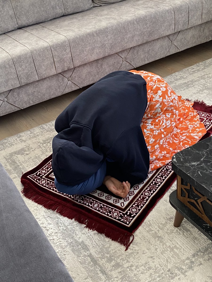 Biri benim karımı namaz kılarken  izlese onun dünyasını sikerim hele bir de secdede ise çok sert davranırım...