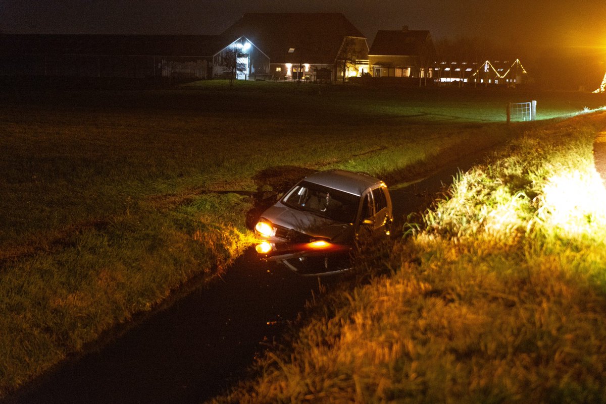 Auto belandt in sloot in Oosterzee