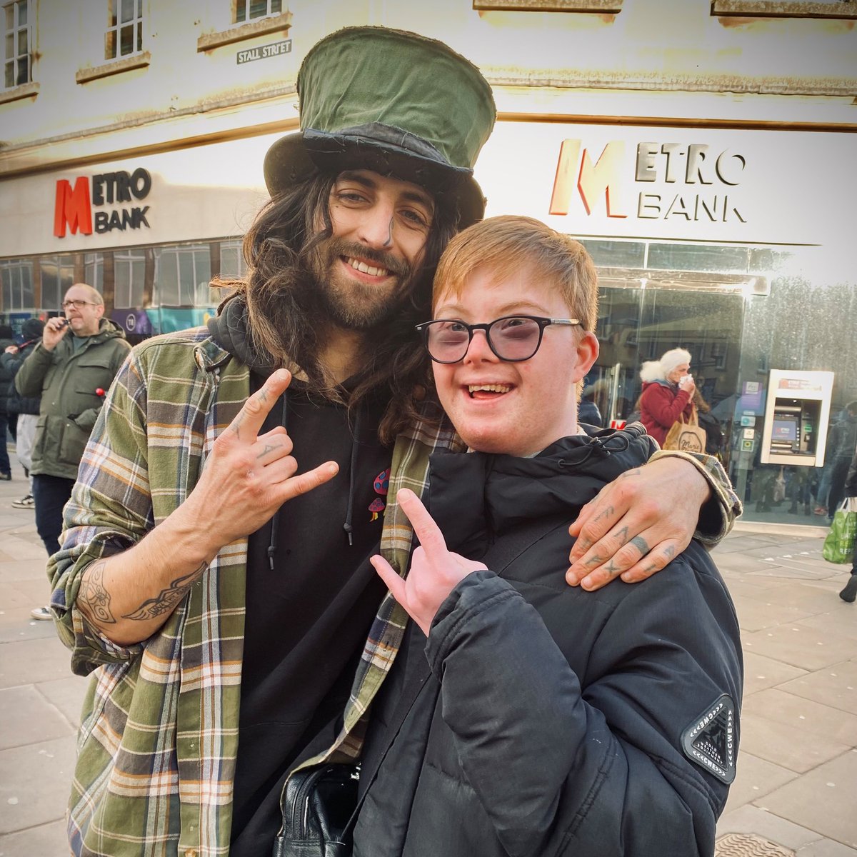 Got to meet this little Rock 'N' Roller called Charlie on his birthday last weekend when playing some street music.⚡⚡🙏

Also shout out to his dad Simon and  all of you sharing my music and especially getting younger folks into rock and blues...not enough of them around.🤛🤛