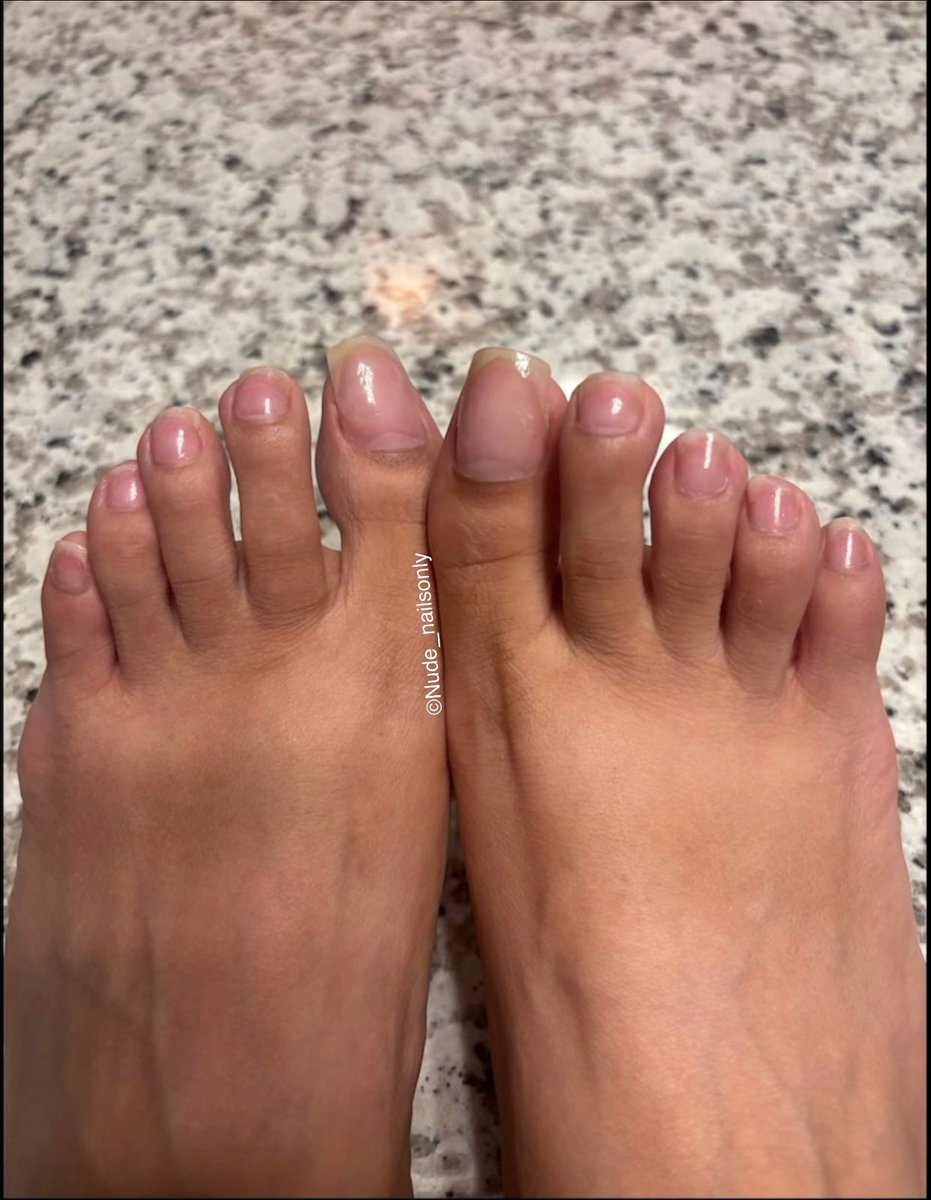 Unpolishd_'s tweet photo. Finally! some close ups of these gorgeous big nail beds😮‍💨. I can’t get enough of @omgitsbratch ❤️😍 her big toes and feet are perfect 👅🔥🙌🏾 https://t.co/hWsThLqVxb
