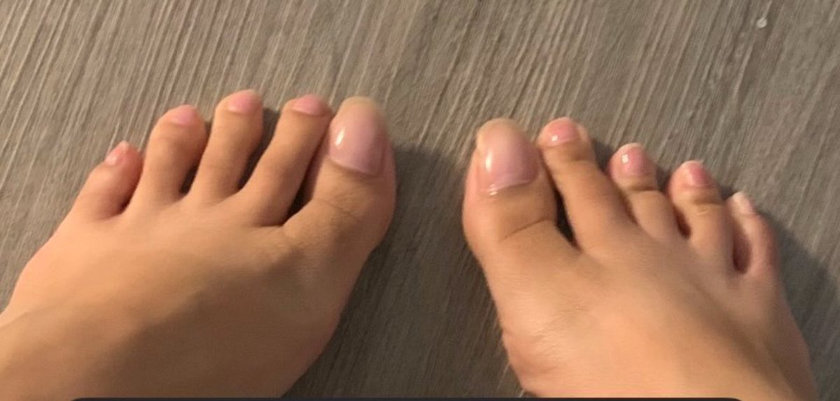 Unpolishd_'s tweet photo. Finally! some close ups of these gorgeous big nail beds😮‍💨. I can’t get enough of @omgitsbratch ❤️😍 her big toes and feet are perfect 👅🔥🙌🏾 https://t.co/hWsThLqVxb