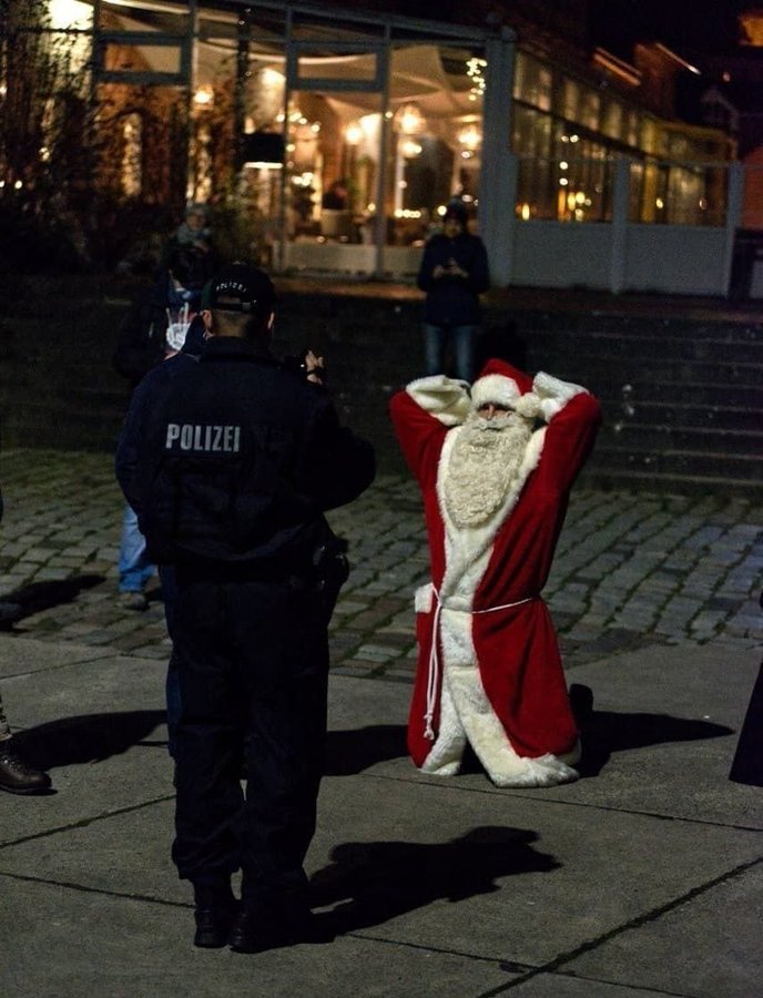 Der Moment als mir klar wurde, dass NICHTS von dem was sie als gut und richtig propagieren auch nur IRGENDEINEN Wert hat... und wir von seelenlosen, fremdgesteuerten Zombies beherrscht werden, die wiederum grausamen Dämonen dienen.
Scherz! War mir schon lange vorher klar!