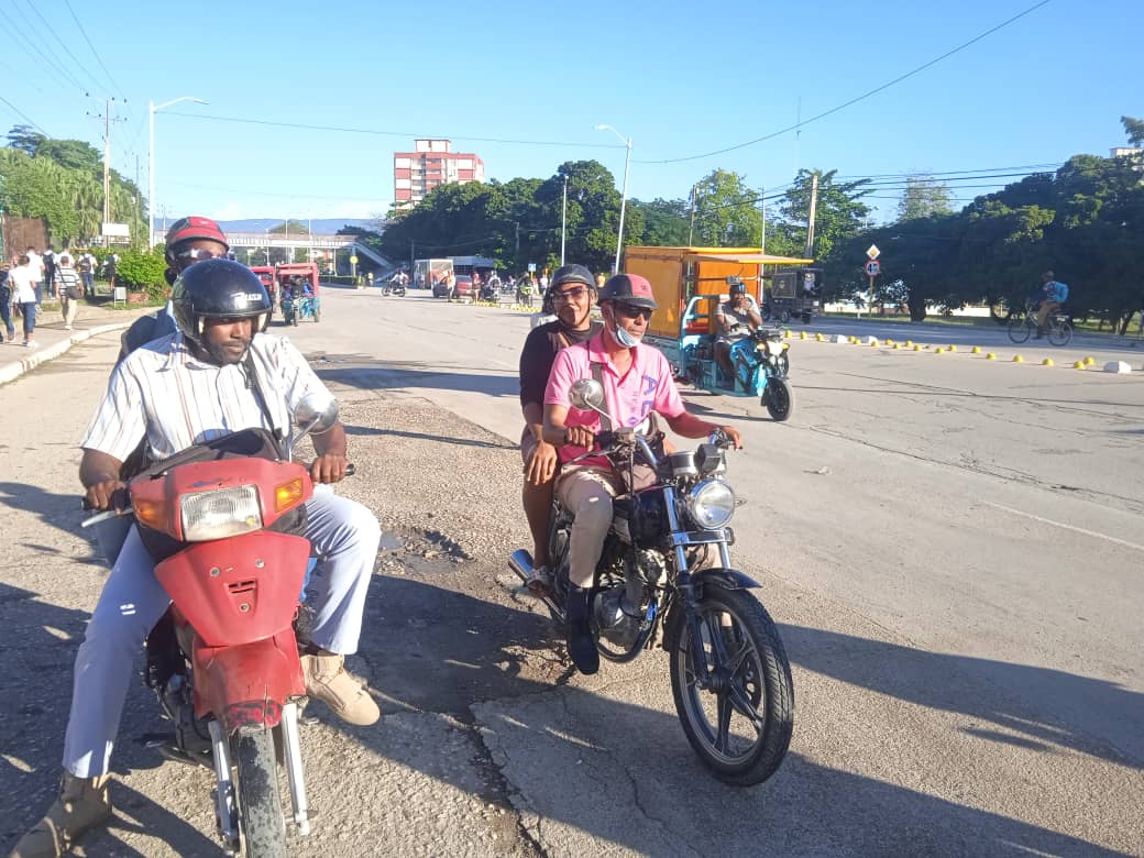 La empresa SIPROT, teniendo en cuenta la necesidad de transportación de la población guantanamera, designa sus medios de transporte a la transportación de pasajeros a sus destinos.

#OrgulloGuantanamero #JuntosPodemosMás
#GuerrerosDelGuaso