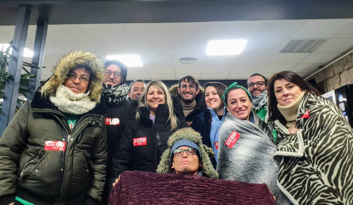 📢 CCOO INFORMA 📢  
 Encierro por la Pública 💚  

Los delegados y delegadas de CCOO seguimos en el encierro. Aunque nos espera una noche fría ❄️, nos arropan ya los primeros mensajes y comunicados de apoyo 📩 que nos están llegando.  

Seguimos aquí con el objetivo de que