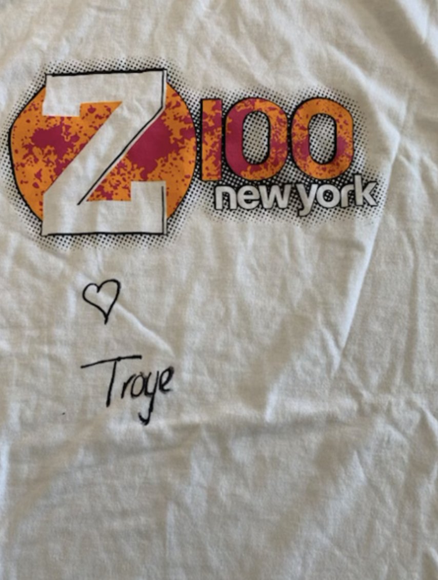 whyhunger's tweet image. Closing soon! #Bid2win this exclusive @Z100NewYork T-shirt signed by critically acclaimed Australian singer, songwriter, and actor @TroyeSivan! 

Every bid supports our work to end hunger and poverty: ow.ly/4AB450UsRKB

#TroyeSivan #z100 #troyesivanfandom