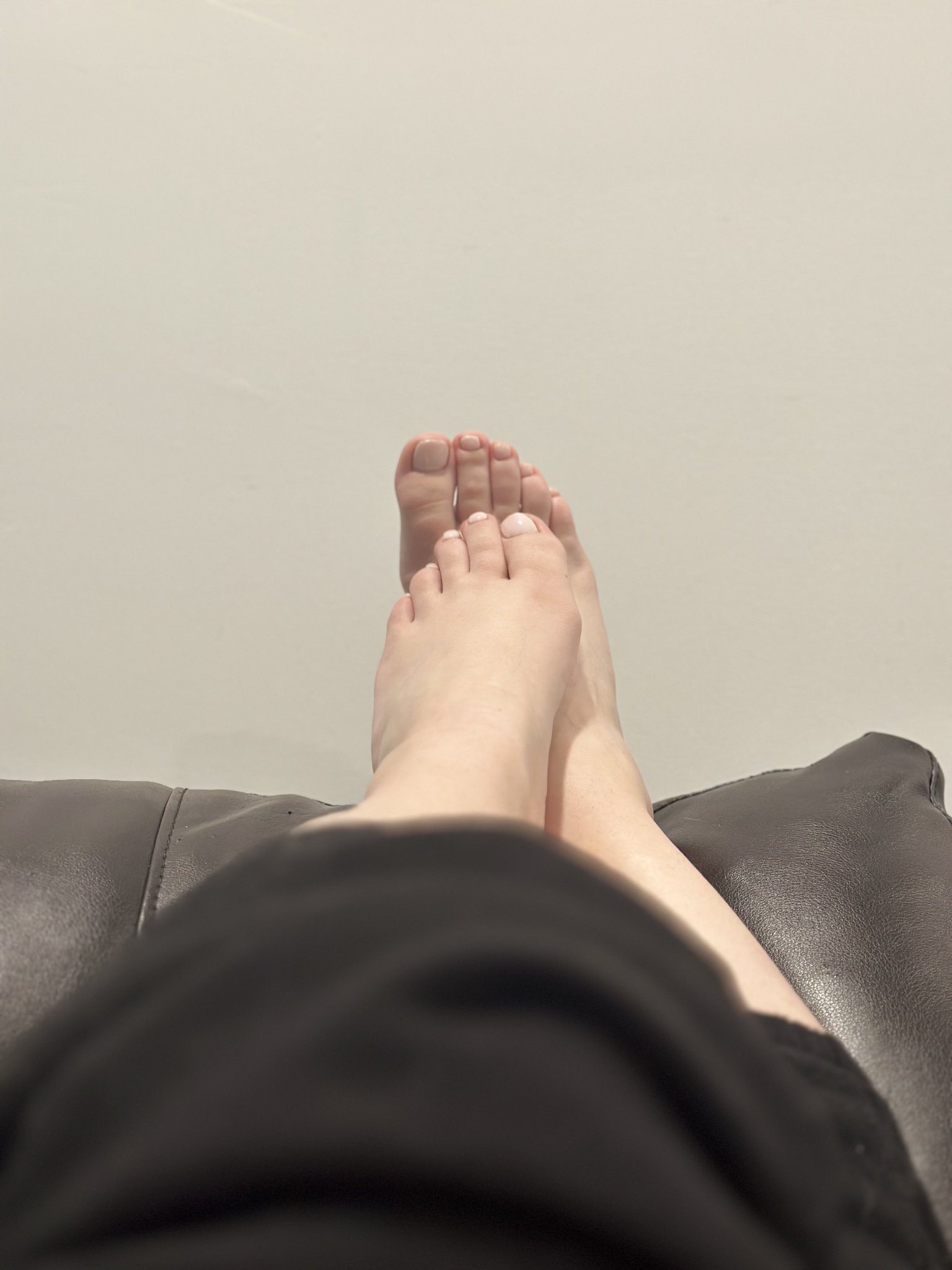 3 pic. #feetpics ? Anyone? Head over to my OF FOR A FREE PHOTO DUMP! https://t.co/iwuzFl0jsp Every day until Christmas, I will be posting a ton of photos that never seen the Internet! Custom stuff upon request always available😉😘 Merry Xmas! #feetworshi̇p #toes #fetlife #Bitcoin #OF https://t.co/hJAmcjxN3g