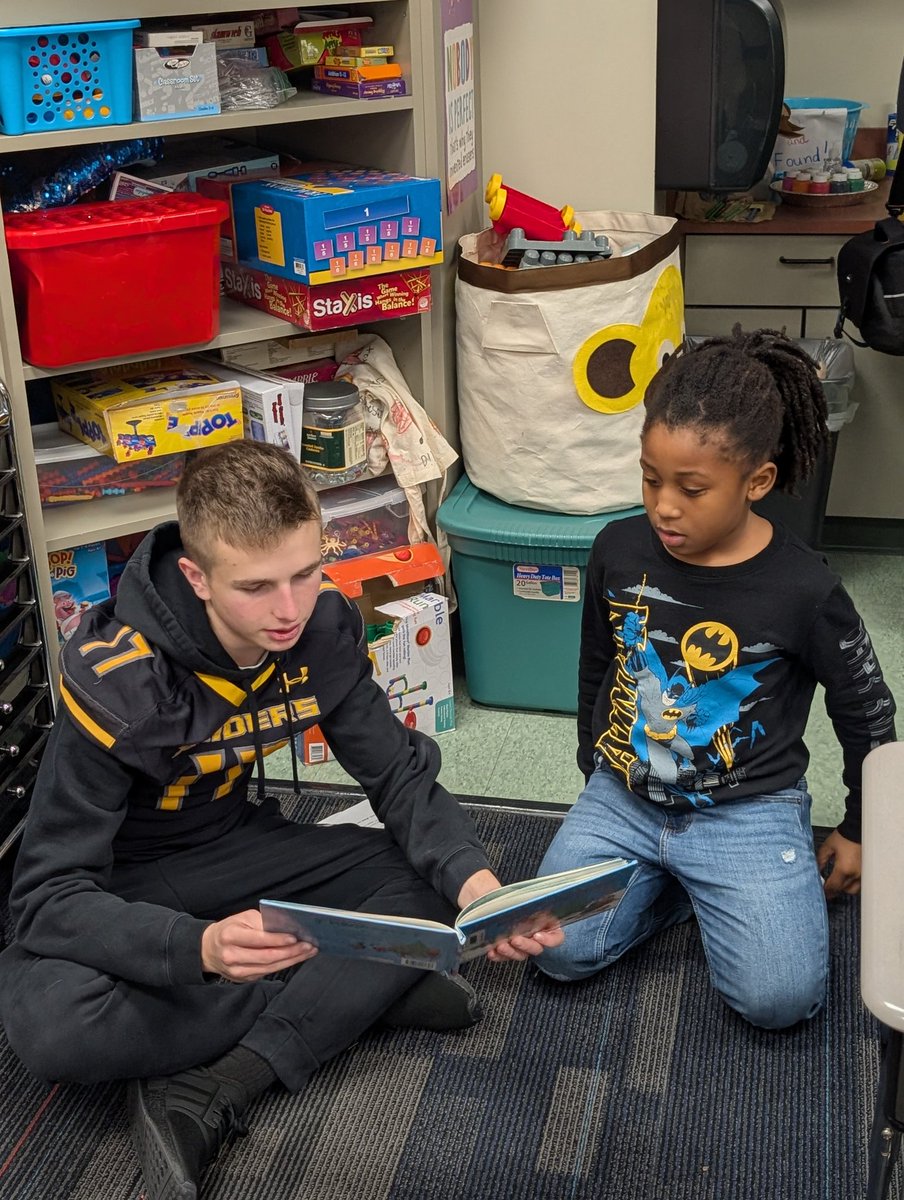 Coach_TG_'s tweet image. Thank You to the Teachers and Staff at Verner Elementary for letting the Raider Book Buddies come in today! Great students and teachers🤝🏴‍☠️ #RaiderFamily #RaiderFootball