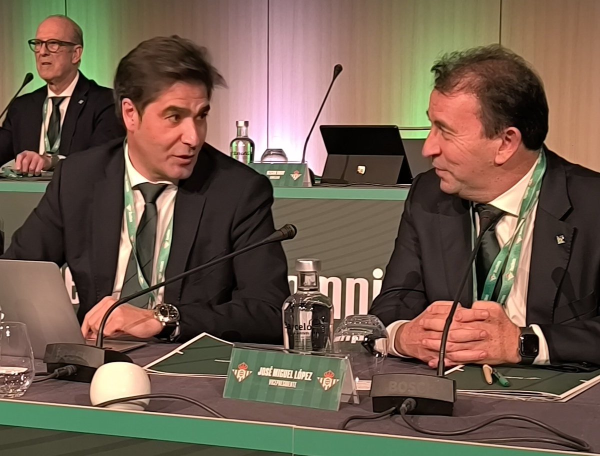 Pepelias17_'s tweet photo. 🟢 Ángel Haro, presidente del #RealBetis, y la última polémica con el #SevillaFC por la sanción a tres jugadores que mostraron un escudo del Betis tachado tras el último derbi:  "Estamos cansados de que todo lo que ocurre en el barrio de Nervión es sevillanía o rivalidad y cuando pasa en el campo del Betis...(se interrumpe su alocución por un prolongado aplauso de los accionistas...) es un crimen de estado"

🎙️ "El Sevilla en su día denunció un tifo que, por cierto, pasó el control de la policía. Consideraban que hacía apología de la violencia. Aceptamos la denuncia y no hicimos ningún tipo de comunicado..."

🎙️ "Los profesionales deben ser respetuosos con las instituciones. El Betis puso en conocimiento de las autoridades y comités unas imágenes, solo para que valoraran. No pedimos sanciones económicas ni deportivas"