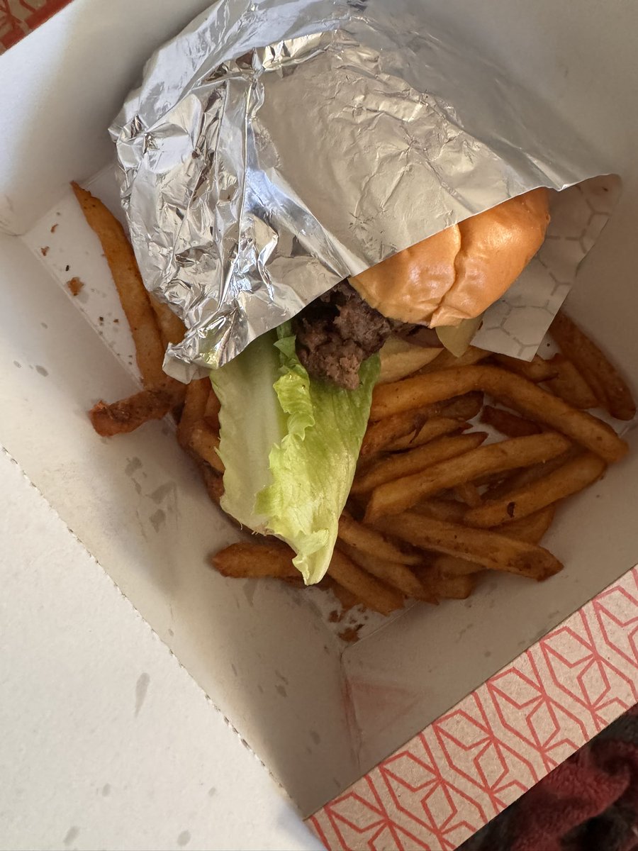 NickBEMCM's tweet photo. @DennysDiner this is really the amount of fries yinz serve with meals!? $40 in food def ain’t worth this.. THATS CRAZY https://t.co/vE2OBCmo4J
