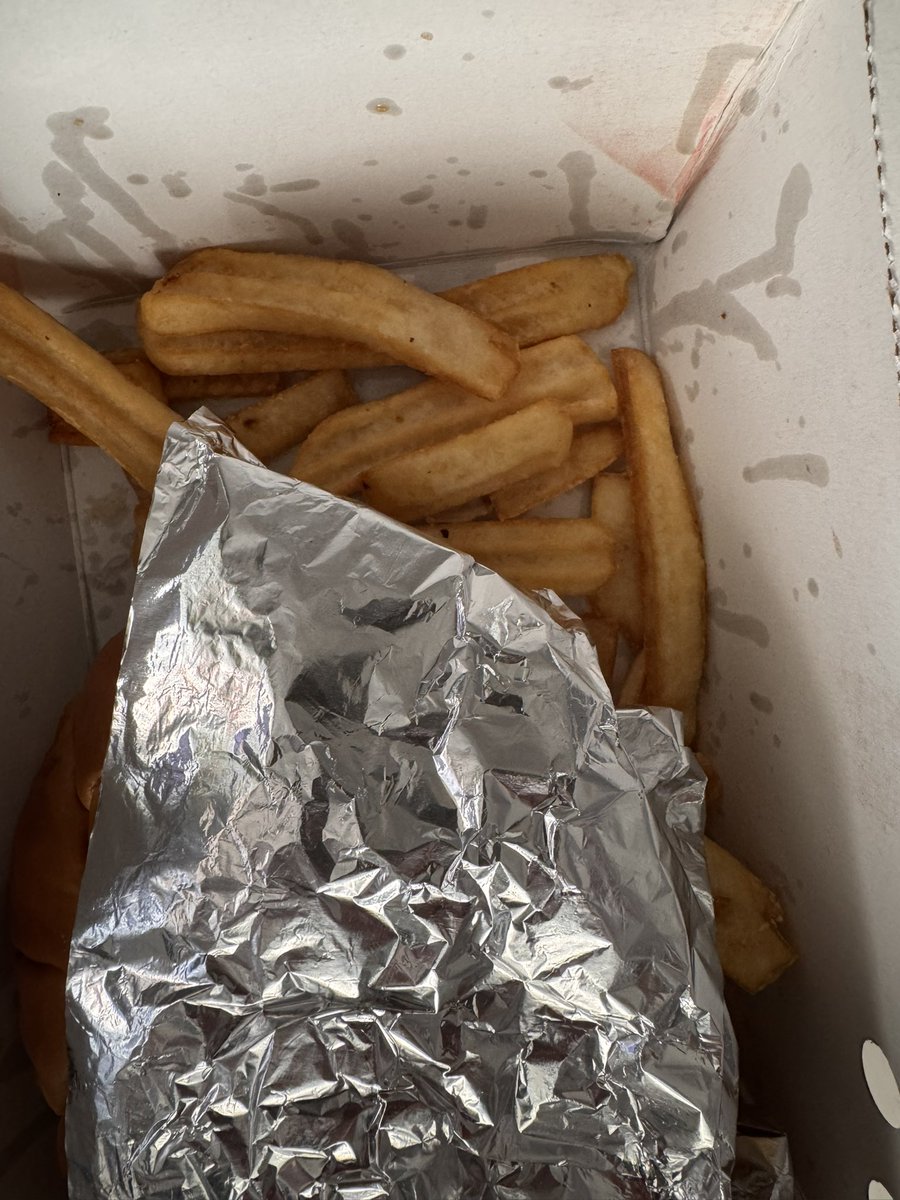 NickBEMCM's tweet photo. @DennysDiner this is really the amount of fries yinz serve with meals!? $40 in food def ain’t worth this.. THATS CRAZY https://t.co/vE2OBCmo4J