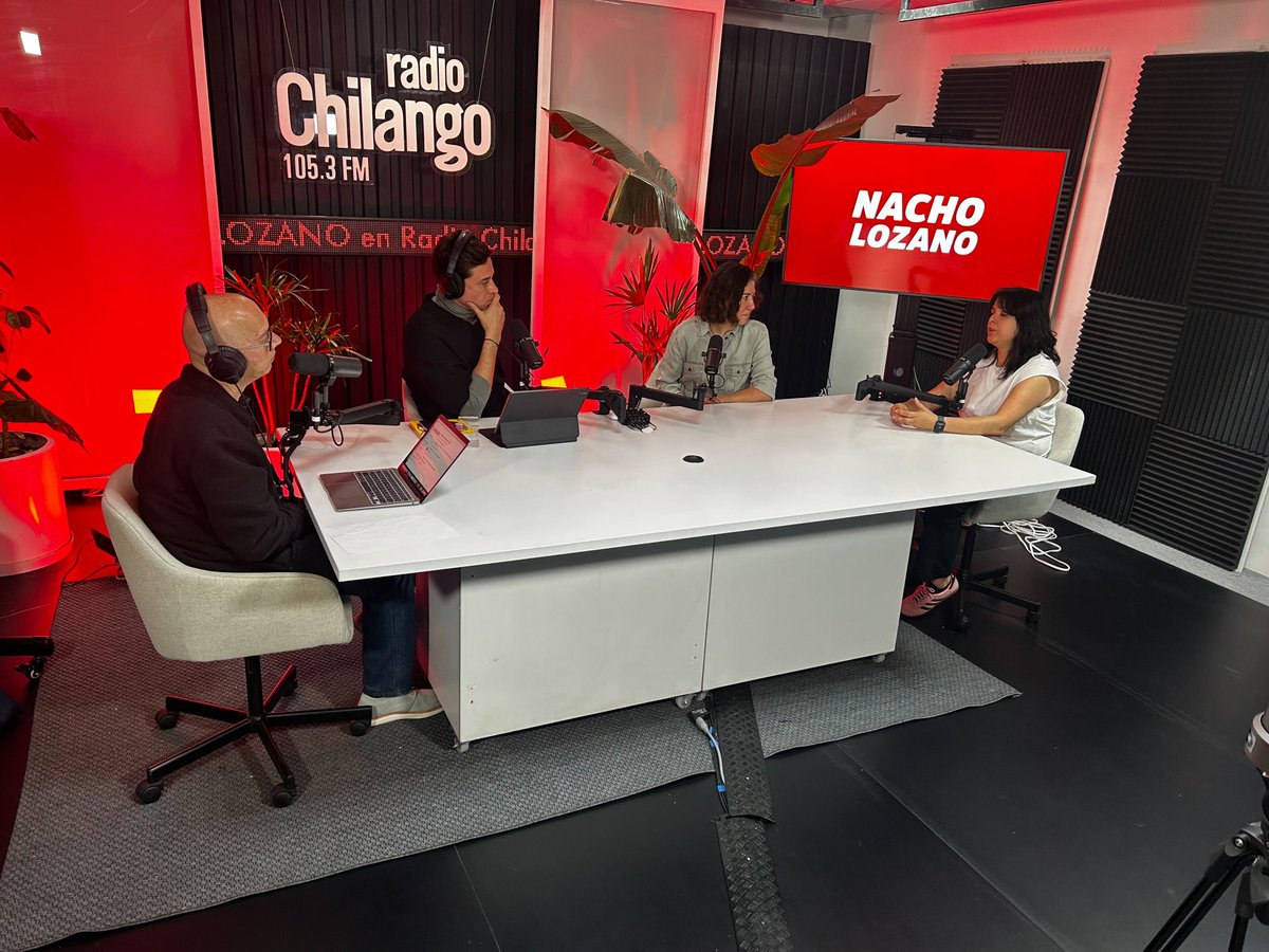 chilango_radio's tweet photo. 🎬Es martes y, si hay que hablar de cine, hablemos con Daniel González, crítico de cine. Esta vez nos recomienda: Sujo, Hijo de Sicario, de las directoras @astridrondero y @fer_valadez, quienes nos acompañan en cabina. #ChilangoNoticias con @NachoLozano 🌶️📻🔥

En vivo: https://t.co/hGJ2lOKyIu 👈
📻 en línea: https://t.co/epb8QUhPGP