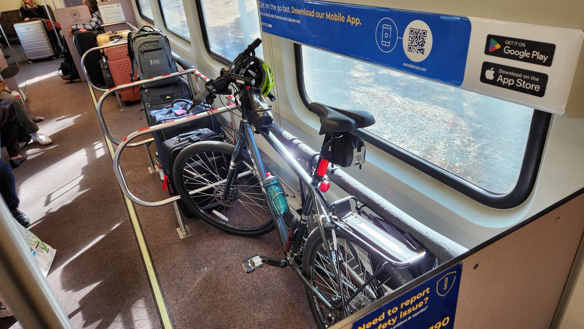 #VCLine 110 to LA Union Station departed Simi Valley at 11:50am, delayed 26 minutes. Half bike car with 3 stalls. It's jam packed with luggage. @MetrolinkVC
