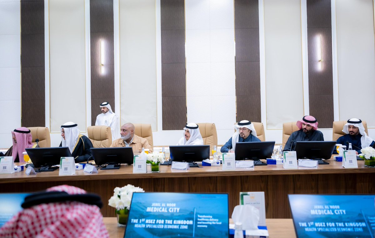 Emara_Albaha's tweet photo. أمير منطقة #الباحة يجتمع بوفد مستثمري مشروع "جبل النور ، المدينة الطبية الجامعية بالباحة '' بحضور معالي الدكتور نايف الحجرف وفريق عمله من شركة فيرتس هيلث بارتنرز وفريق من وزارة الاستثمار يترأسهم مساعد وكيل وزارة الاستثمار لقطاع الصحة الدكتور مبارك الملحم، وأعضاء اللجنة العليا بالمنطقة المكونة من قيادات الجهات الحكومية وممثل المكتب الإستراتيجي لتطوير منطقة الباحة . 
https://t.co/WQd3OzeuJo