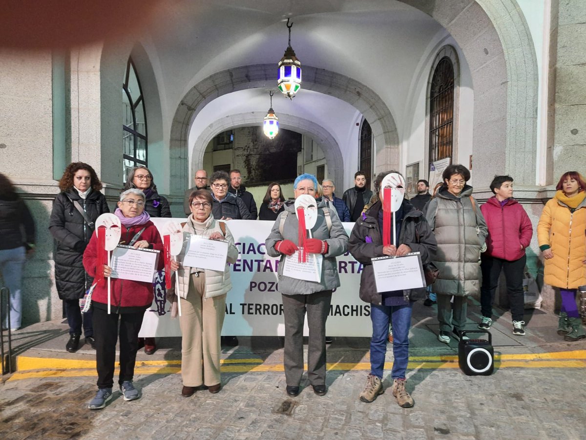 Hoy nos hemos concentrado para recordar a las mujeres asesinadas por violencia machista durante este mes.
#Hartas
#Vivasnosqueremos
#Niunamenos