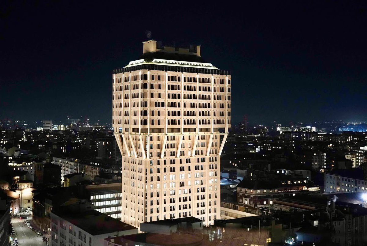 cherchiandrea's tweet photo. La nuova illuminazione di Torre Velasca (foto andrea cherchi) #milano https://t.co/lhzjSALTrv