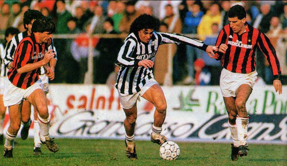 elfutboldeayer's tweet image. Walter Casagrande avanza perseguido por Mauro Tassotti y Filippo Galli. Ascoli 1-1 Milan. Serie A 1987/88.