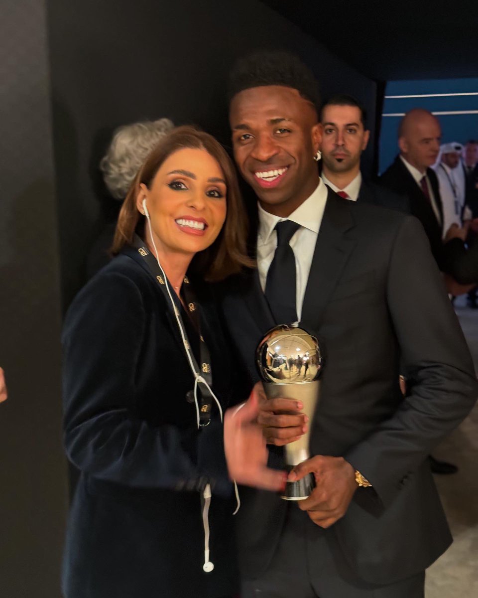 mariente7's tweet photo. مع الأفضل لعام ٢٠٢٤ #فنسيوس #جوائز _الفيفا #ريال_مدريد con el mejor jugador de 2024 #Vinicius #realmadrid #HalaMadridYNadaMas https://t.co/1bsljKfSsB