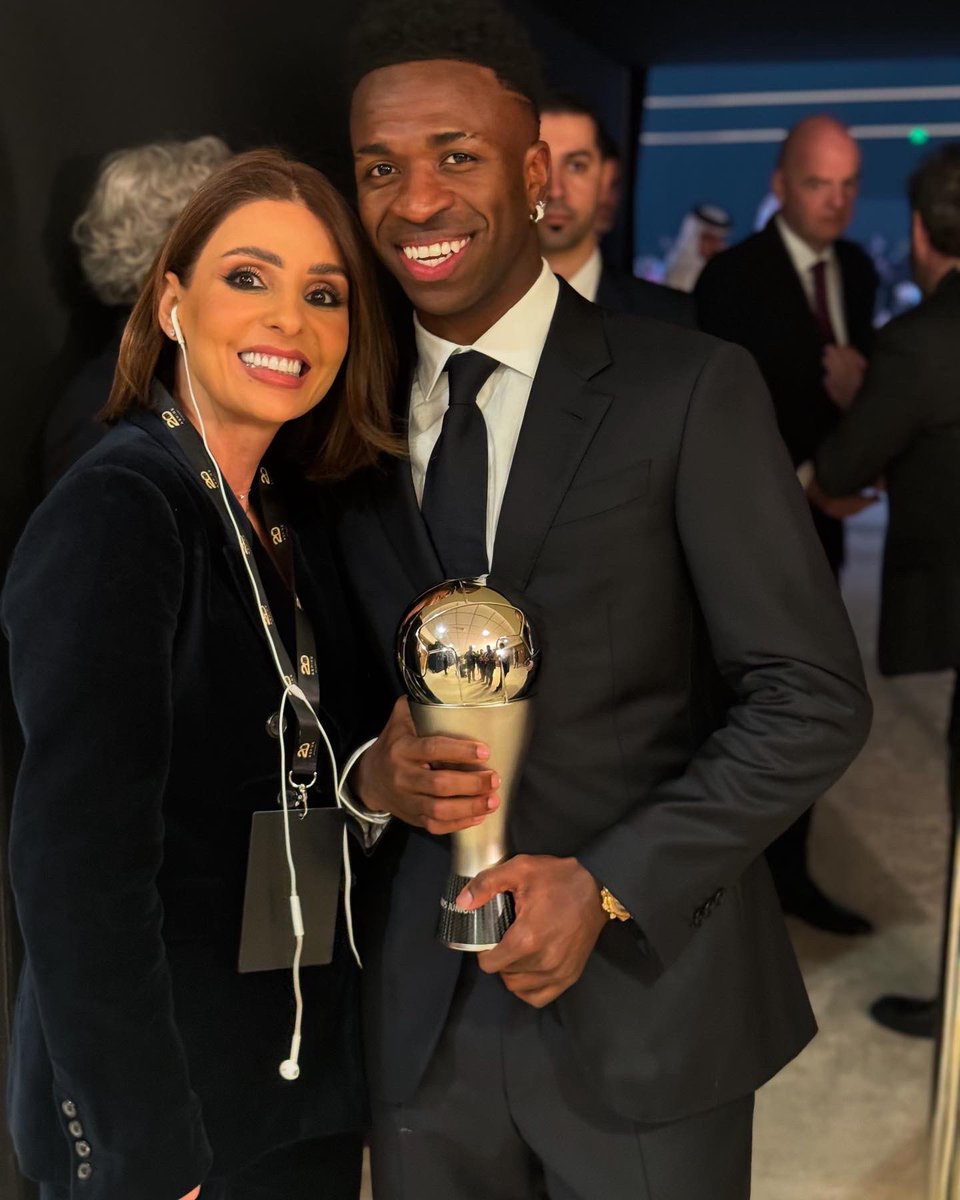 mariente7's tweet photo. مع الأفضل لعام ٢٠٢٤ #فنسيوس #جوائز _الفيفا #ريال_مدريد con el mejor jugador de 2024 #Vinicius #realmadrid #HalaMadridYNadaMas https://t.co/1bsljKfSsB