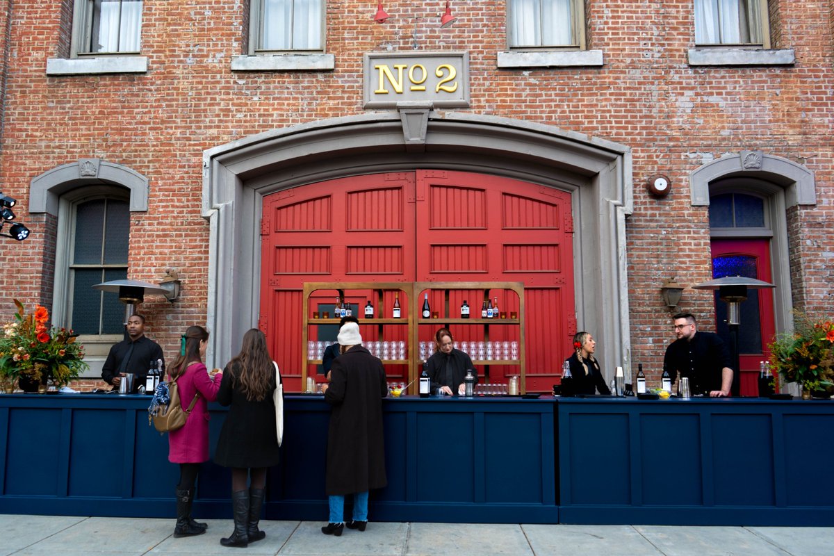 UniStudiosLot's tweet image. Cheers to a magical year end celebration on Courthouse Square with delicious bites and unforgettable moments! ✨🎉
#UniLotEvents #Party #BacklotEvent #FestiveVibes #YearEnd