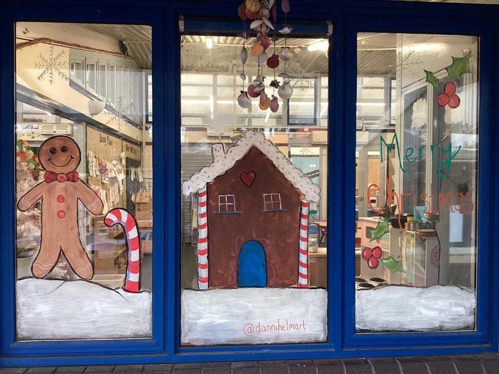 🎅🏻🎄 EYFS 🎄🎅🏻
Thank you to our wonderful parent @dannihelmart for our wonderful Christmas window🎄We love it! 💫