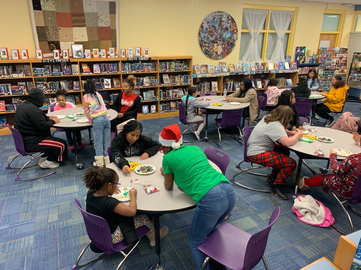LinleeBookNook's tweet image. 🎄Building Community Through Collaboration: Lexington Public Library Ms. Andrea🎄, BTW 2nd graders, and TLC My Sister’s Keeper  work together creating a Holiday craft. @TLCWhiteTiger  🎄